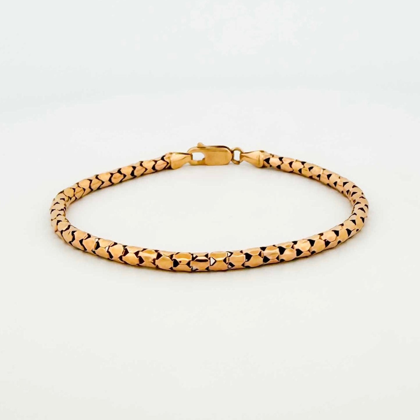 Comprar pulsera semirrígida de oro amarillo de 18kt. Esta pulsera dispone de cierre tipo mosquetón. Joyas de segunda mano en Barcelona. Joyería Ian'Or.
