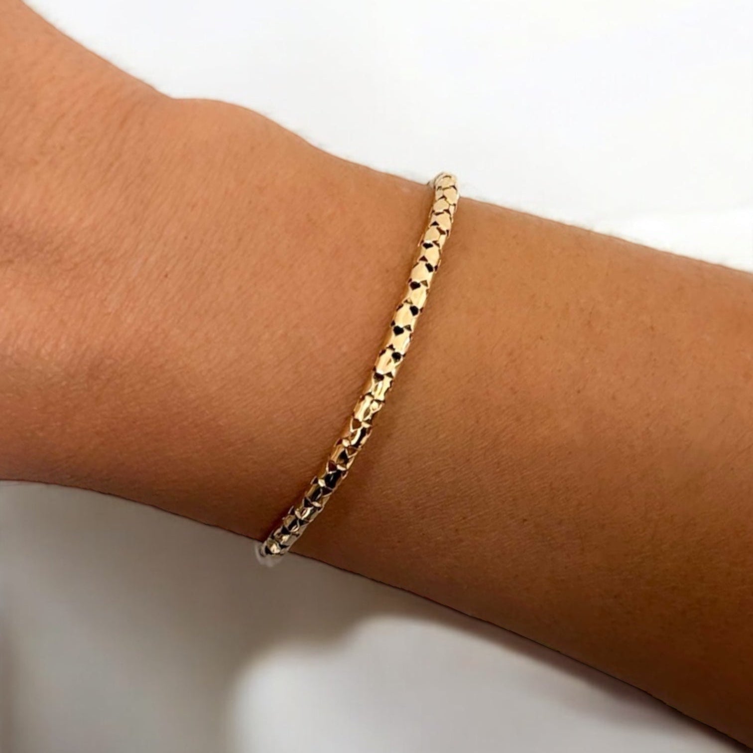 Comprar pulsera semirrígida de oro amarillo de 18kt. Esta pulsera dispone de cierre tipo mosquetón. Joyas de segunda mano en Barcelona. Joyería Ian'Or.