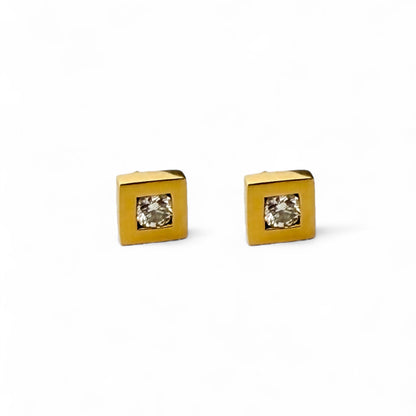 Comprar pendiente cuadrados realizados en oro amarillo de 18kt y un diamante talla brillante en cada pendiente. Pendientes oro 18kt. Envío gratis. Ian'Or.

