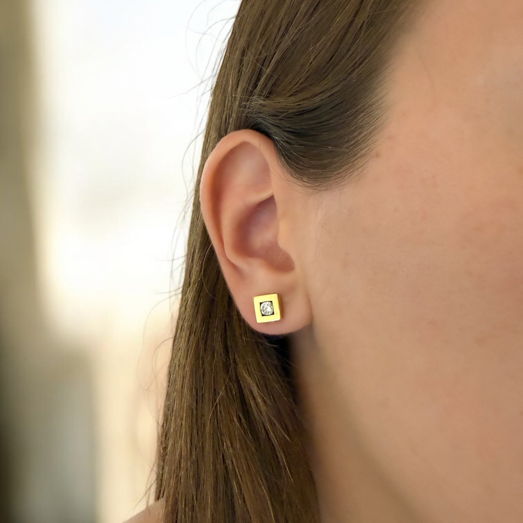 Comprar pendiente cuadrados realizados en oro amarillo de 18kt y un diamante talla brillante en cada pendiente. Pendientes oro 18kt. Envío gratis. Ian'Or.
