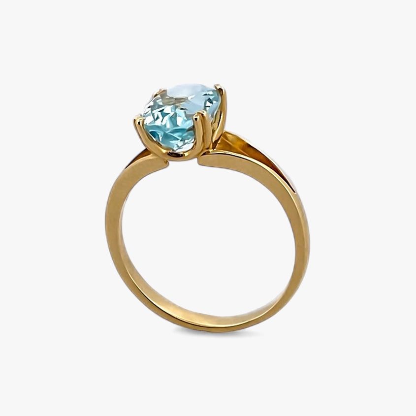 Comprar anillo realizado en oro amarillo de 18kt con agua marina talla oval engastada en 4 grapas. Anillos de segunda mano. Joyería Ian'Or. Envío GRATIS.