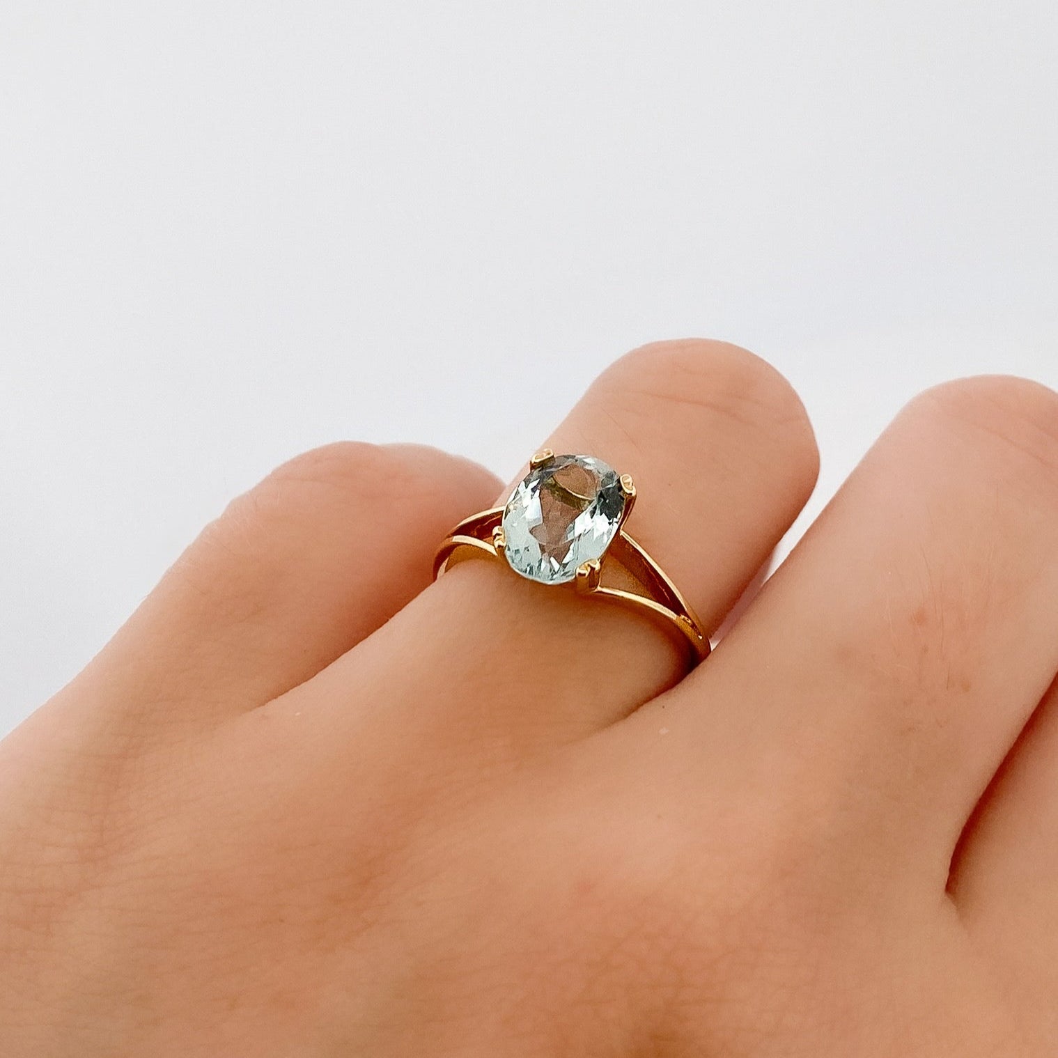 Comprar anillo realizado en oro amarillo de 18kt con agua marina talla oval engastada en 4 grapas. Anillos de segunda mano. Joyería Ian'Or. Envío GRATIS.

