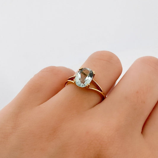 Comprar anillo realizado en oro amarillo de 18kt con agua marina talla oval engastada en 4 grapas. Anillos de segunda mano. Joyería Ian'Or. Envío GRATIS.

