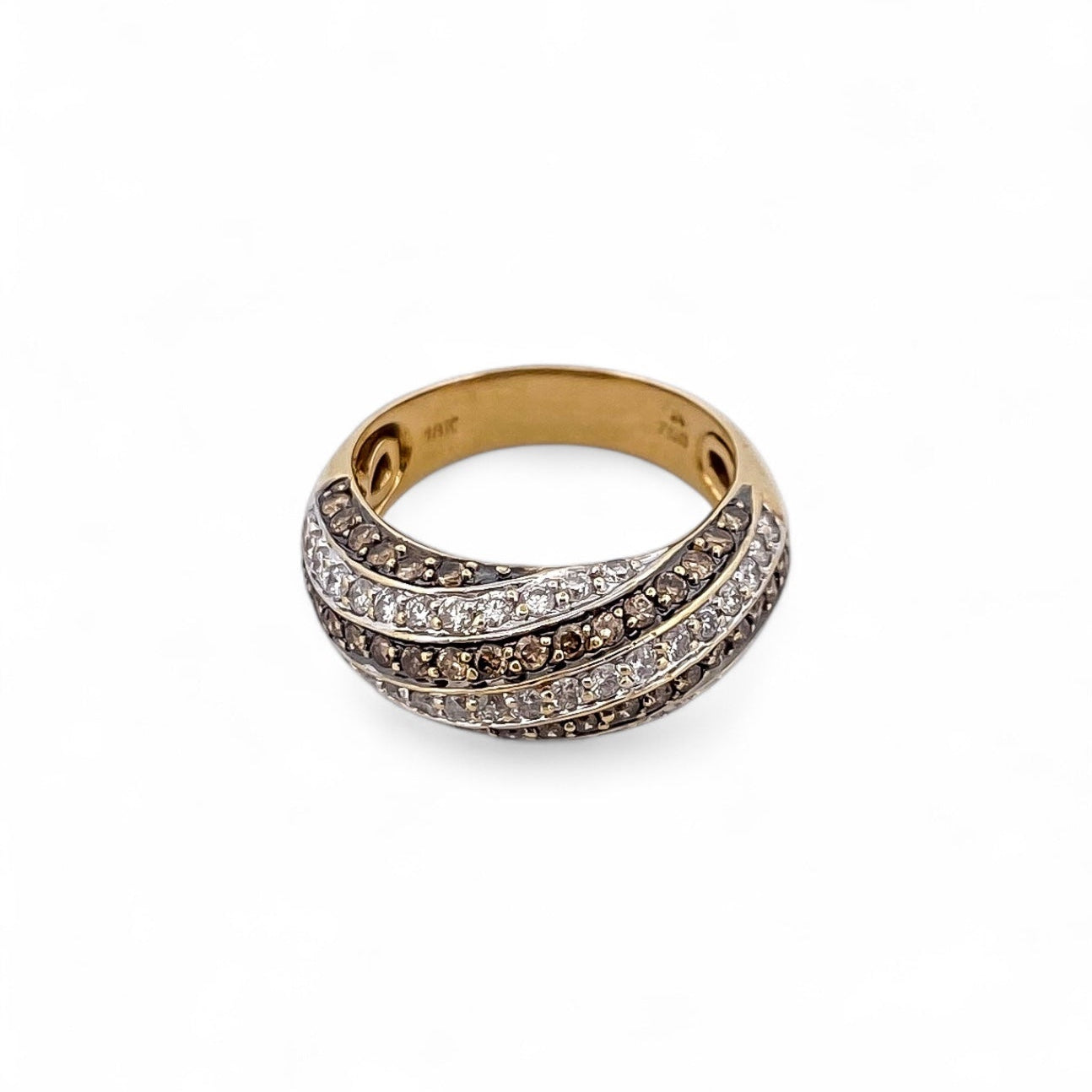 Comprar anillo realizado en oro amarillo de 18kt con diamantes talla brillante blancos y negros. Anillos de segunda mano. Joyería Ian'Or. Envío GRATIS.

