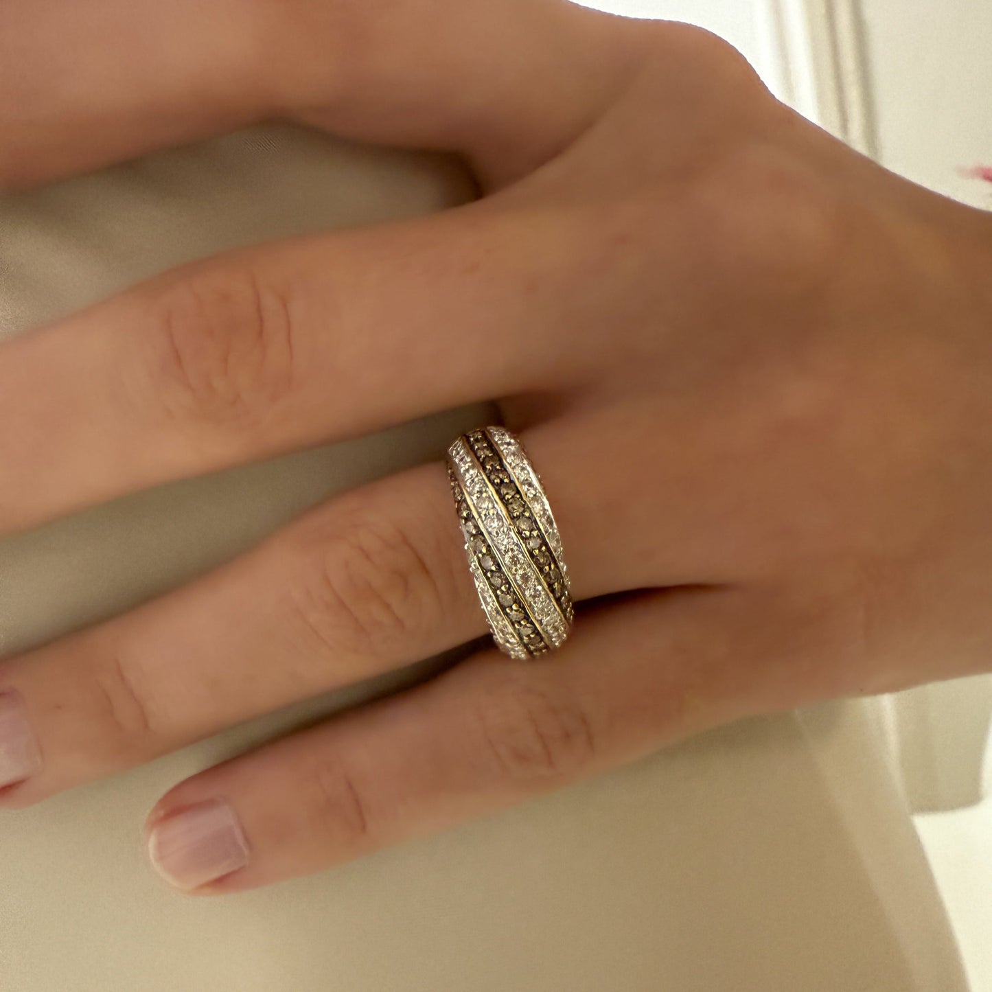 Comprar anillo realizado en oro amarillo de 18kt con diamantes talla brillante blancos y negros. Anillos de segunda mano. Joyería Ian'Or. Envío GRATIS.
