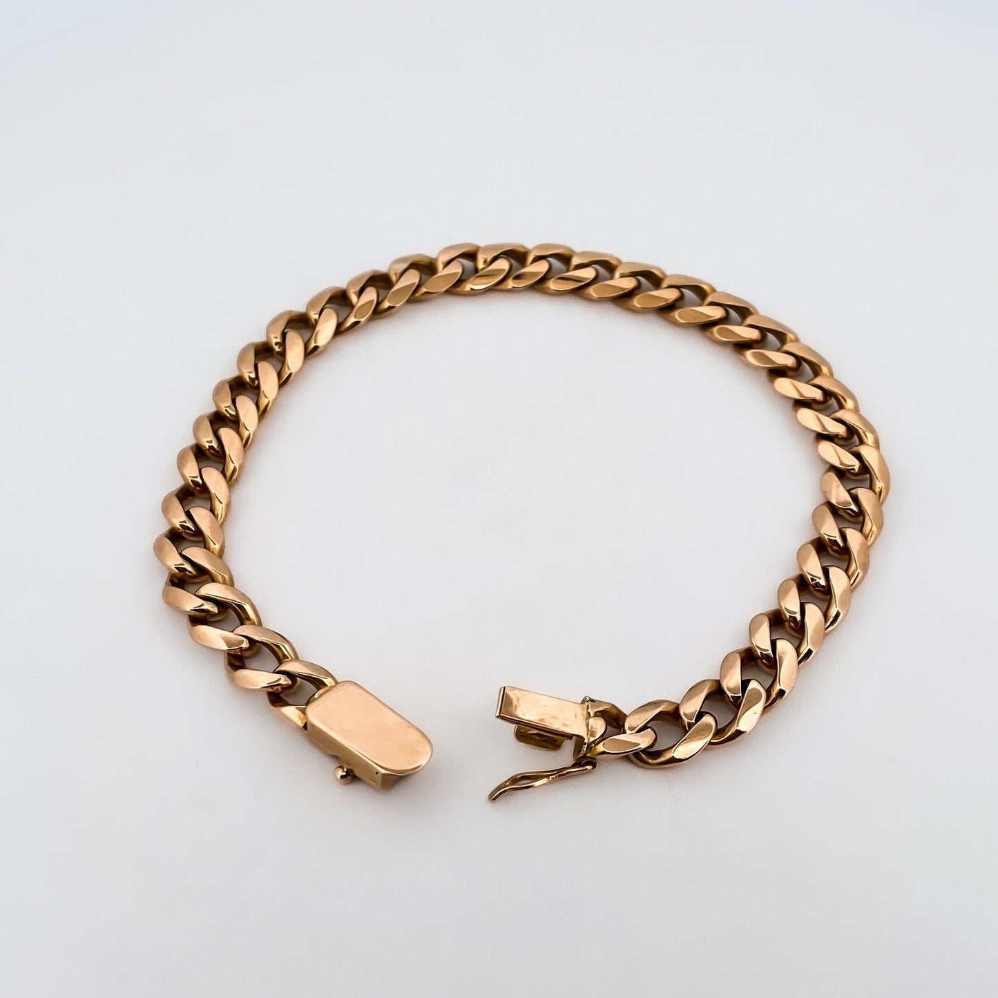 Comprar pulsera oro amarillo de 18kt con cadena tipo cubana. La pulsera mide 21,5cm de largo y 7,85mm de grosor. Cierre tipo cajón y cadena de seguridad. Ian'Or