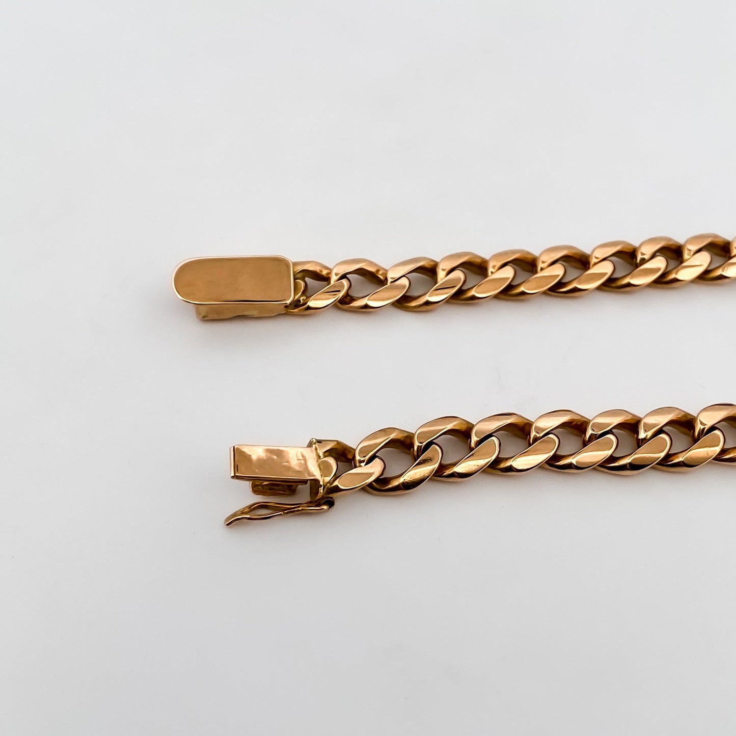 Comprar pulsera oro amarillo de 18kt con cadena tipo cubana. La pulsera mide 21,5cm de largo y 7,85mm de grosor. Cierre tipo cajón y cadena de seguridad. Ian'Or
