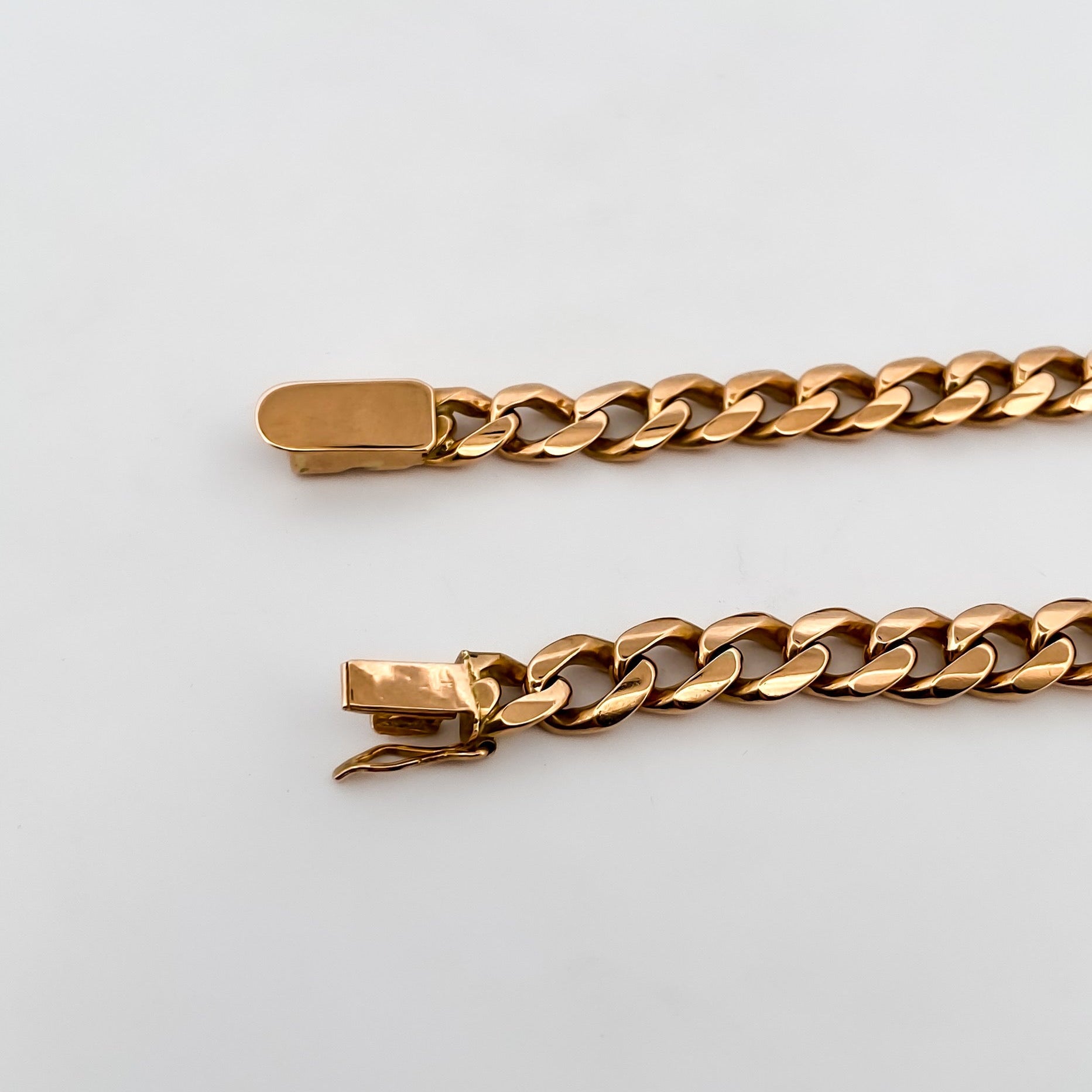 Comprar pulsera oro amarillo de 18kt con cadena tipo cubana. La pulsera mide 21,5cm de largo y 7,85mm de grosor. Cierre tipo cajón y cadena de seguridad. Ian'Or