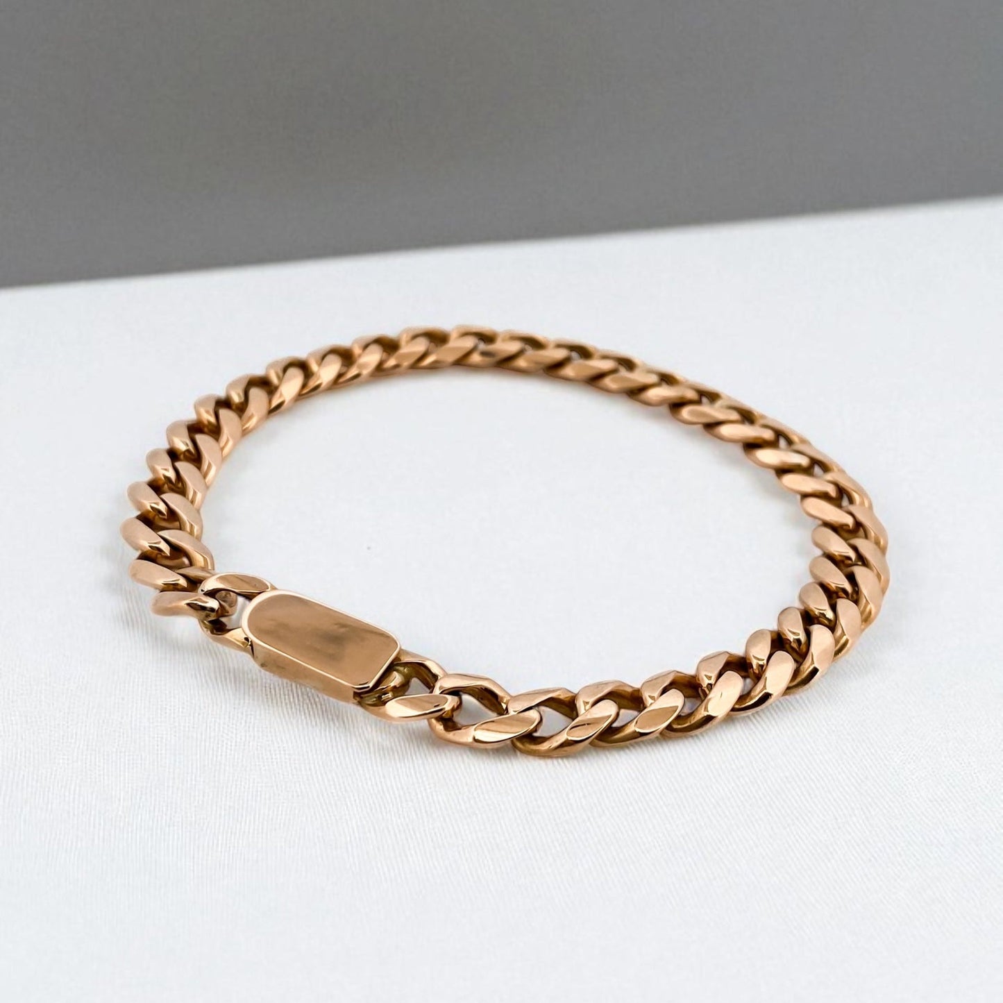 Comprar pulsera oro amarillo de 18kt con cadena tipo cubana. La pulsera mide 21,5cm de largo y 7,85mm de grosor. Cierre tipo cajón y cadena de seguridad. Ian'Or