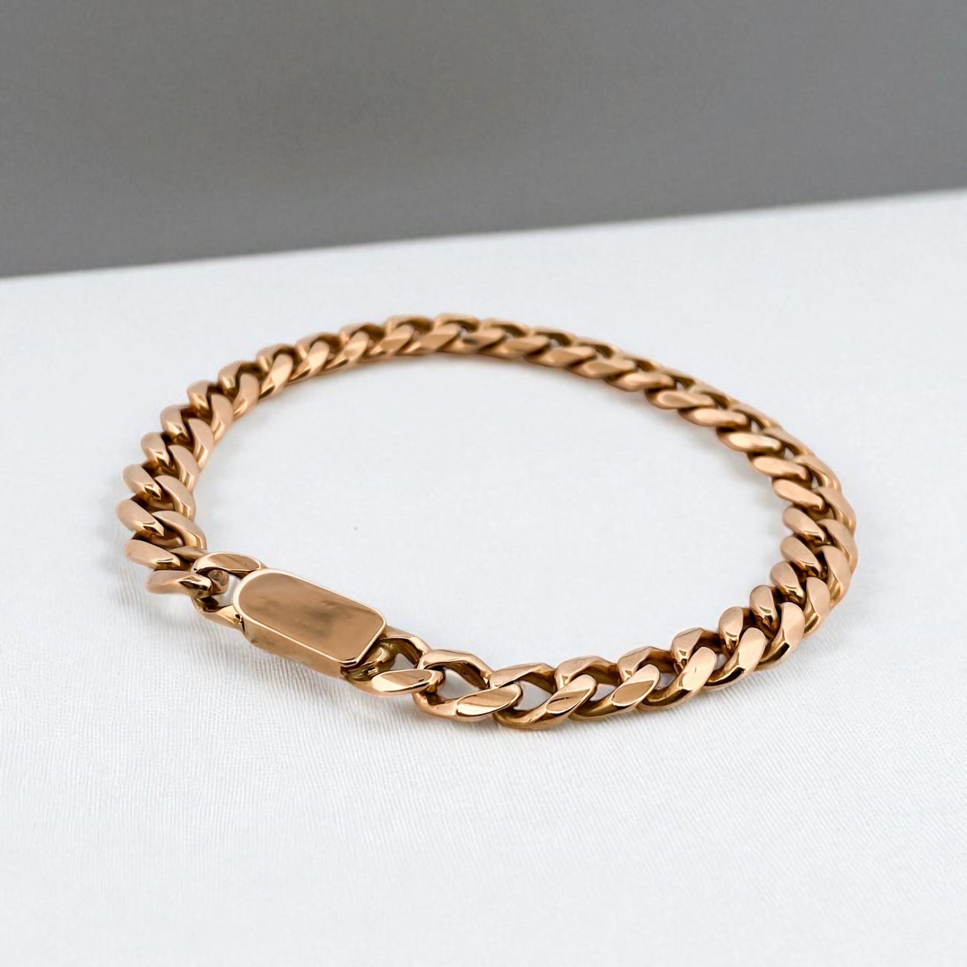 Comprar pulsera oro amarillo de 18kt con cadena tipo cubana. La pulsera mide 21,5cm de largo y 7,85mm de grosor. Cierre tipo cajón y cadena de seguridad. Ian'Or