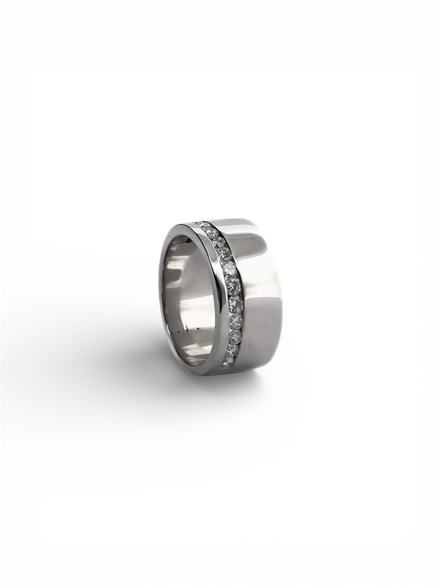 Comprar media alianza ancha realizada en oro blanco 18kt con carril de 14 brillantes.Joyas acondicionadas. Envío GRATIS. Anillos de compromiso baratos. Ian'Or.