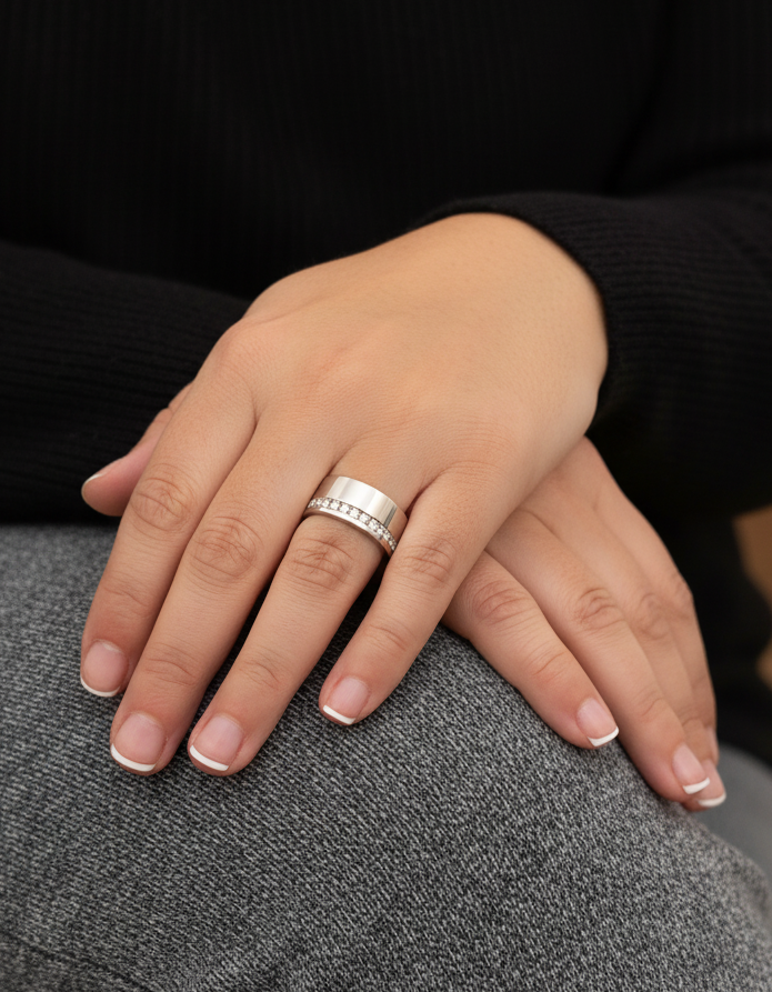 Comprar media alianza ancha realizada en oro blanco 18kt con carril de 14 brillantes.Joyas acondicionadas. Envío GRATIS. Anillos de compromiso baratos. Ian'Or.