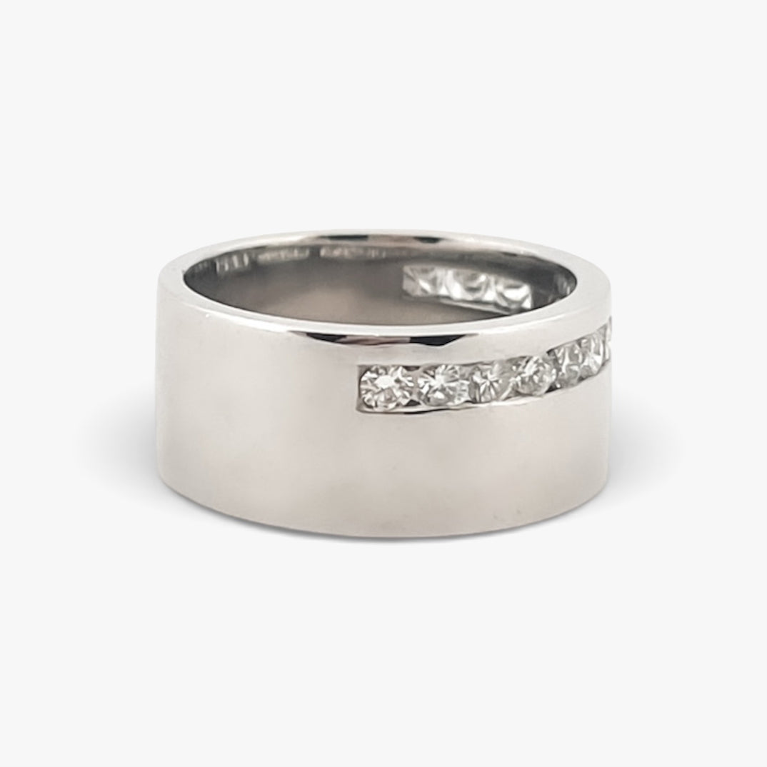 Comprar media alianza ancha realizada en oro blanco 18kt con carril de 14 brillantes.Joyas acondicionadas. Envío GRATIS. Anillos de compromiso baratos. Ian'Or