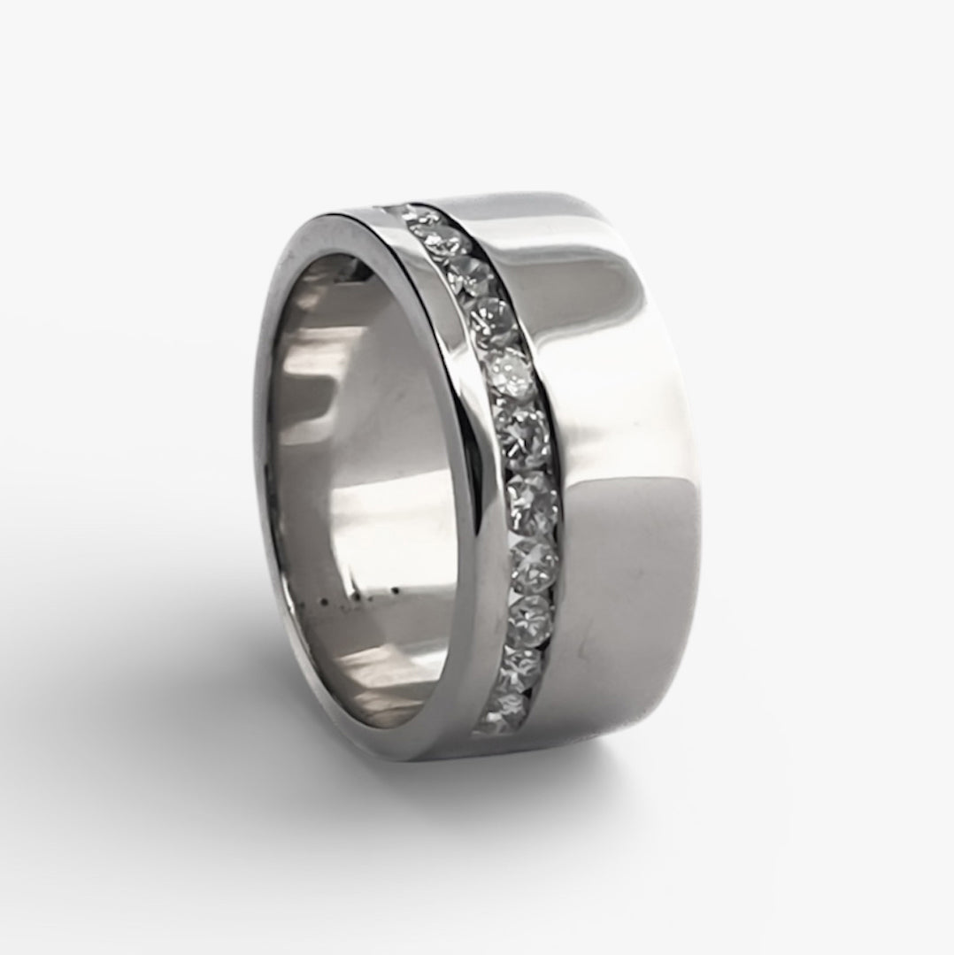 Comprar media alianza ancha realizada en oro blanco 18kt con carril de 14 brillantes.Joyas acondicionadas. Envío GRATIS. Anillos de compromiso baratos. Ian'Or