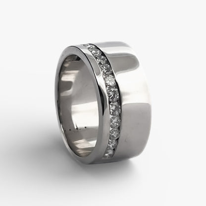 Comprar media alianza ancha realizada en oro blanco 18kt con carril de 14 brillantes.Joyas acondicionadas. Envío GRATIS. Anillos de compromiso baratos. Ian'Or