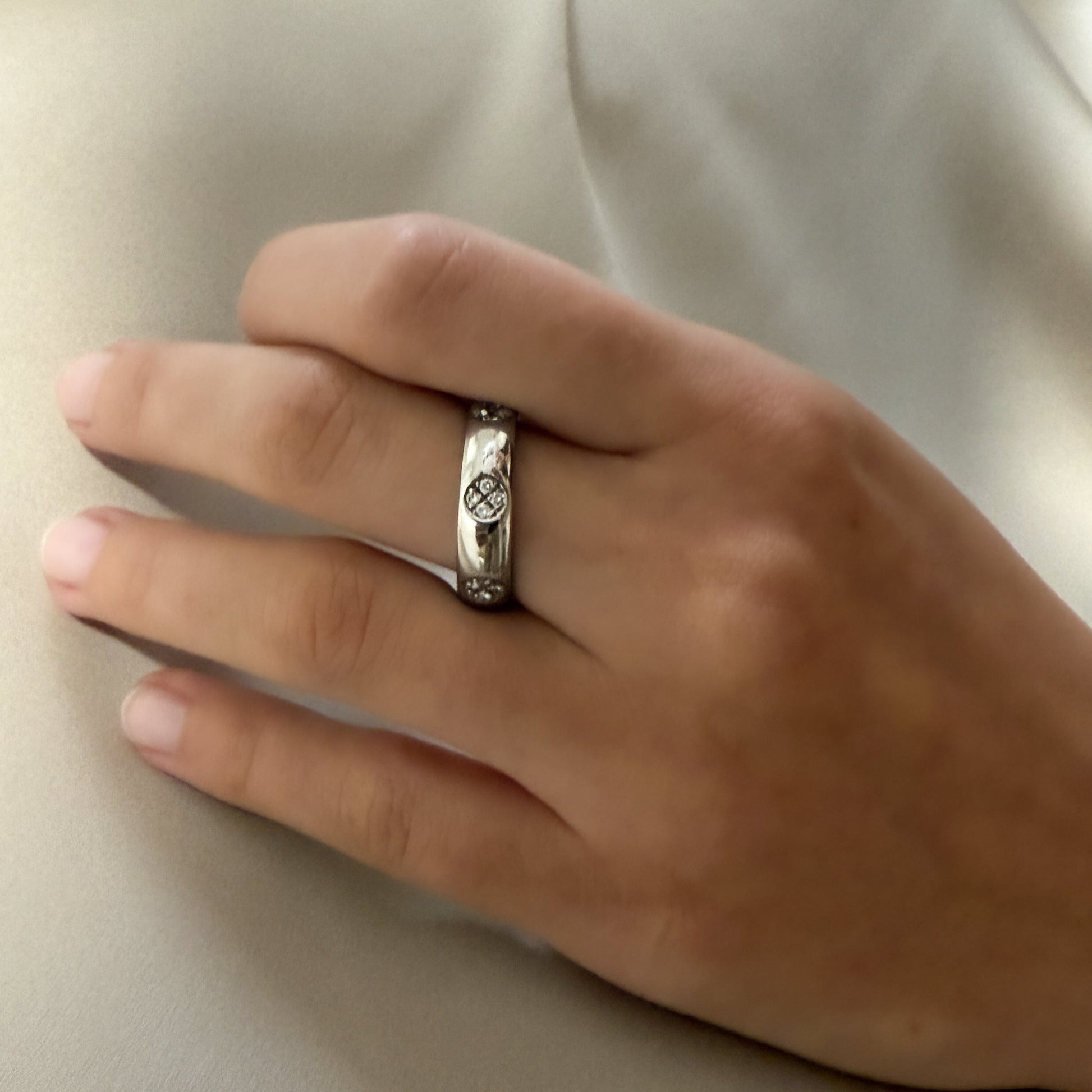 Comprar anillo realizado en oro blanco de 18kt con 20 diamantes talla brillante. Anillos de segunda mano. Joyería Ian'Or. Envío GRATIS. Ian'Or.
