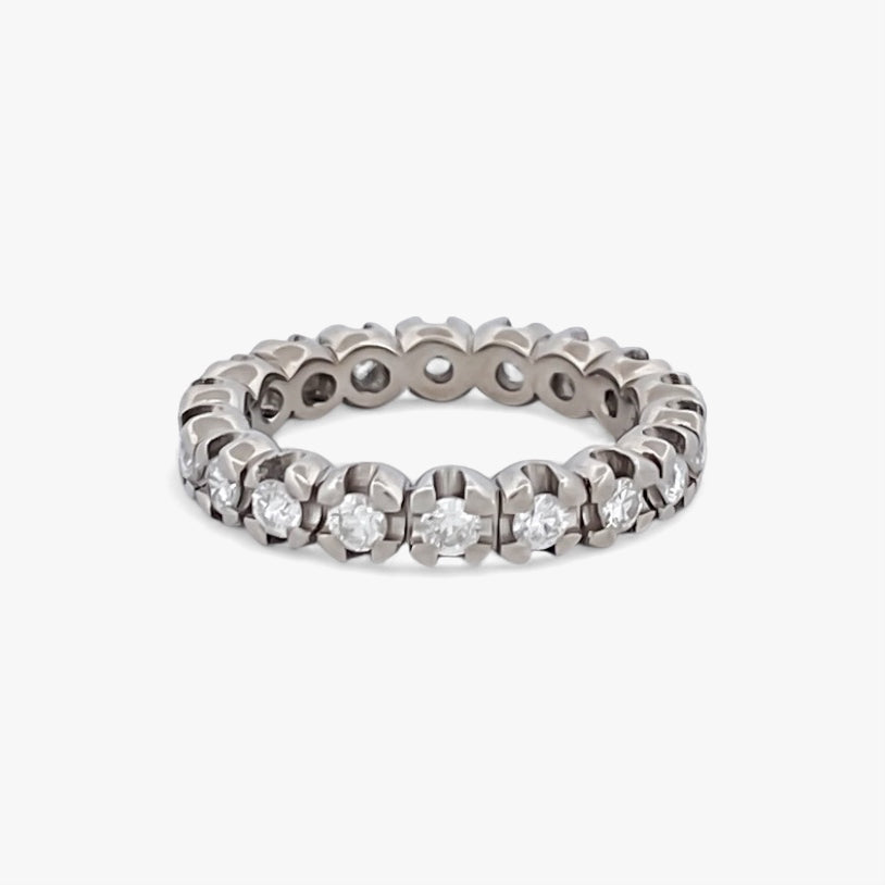Comprar alianza entera realizada en oro blanco de 18kt con carril de diamantes talla brillante. Anillos de segunda mano. Joyería Ian'Or. Envío GRATIS. Ian'Or.