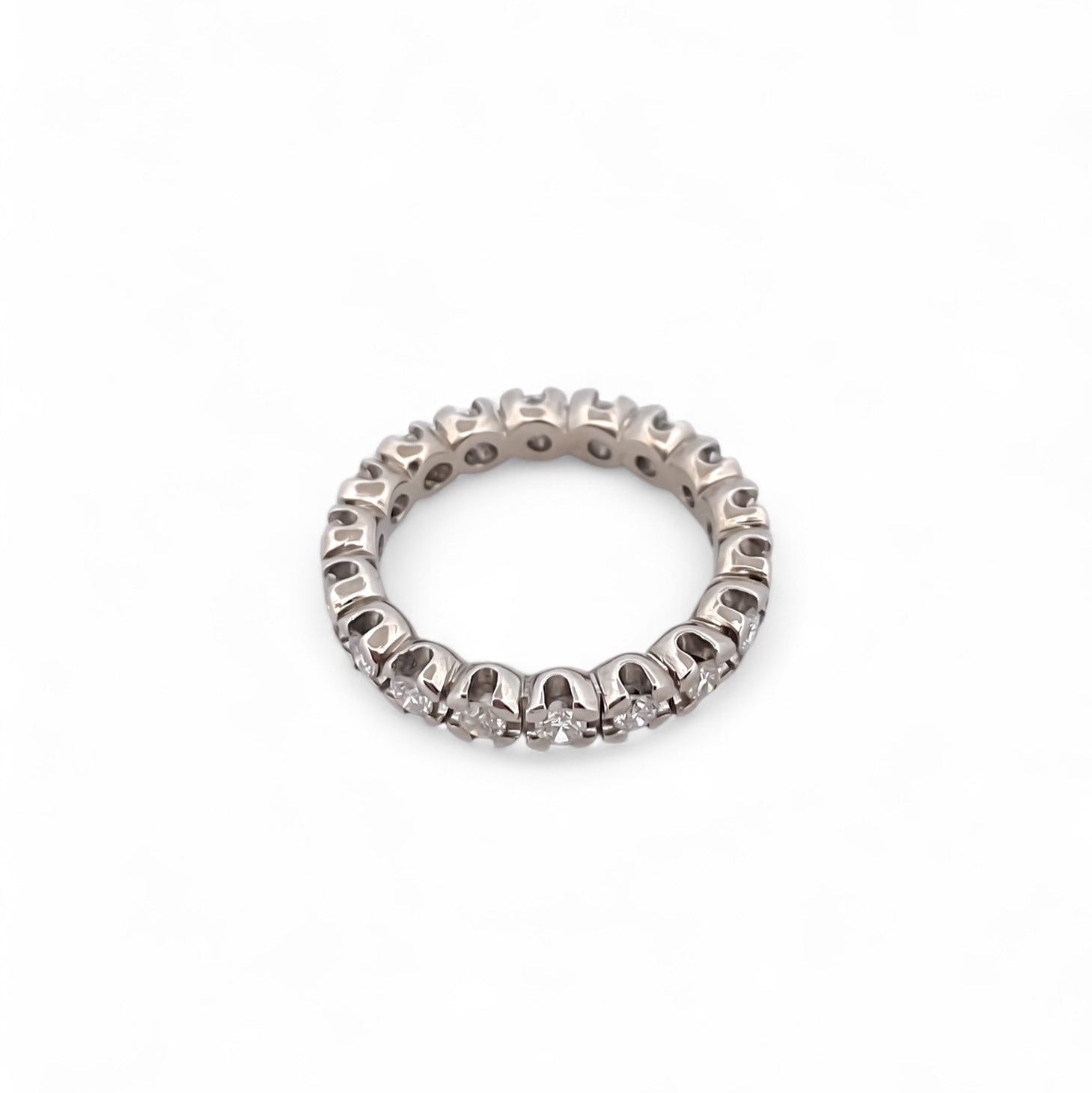 Comprar alianza entera realizada en oro blanco de 18kt con carril de diamantes talla brillante. Anillos de segunda mano. Joyería Ian'Or. Envío GRATIS. Ian'Or.
