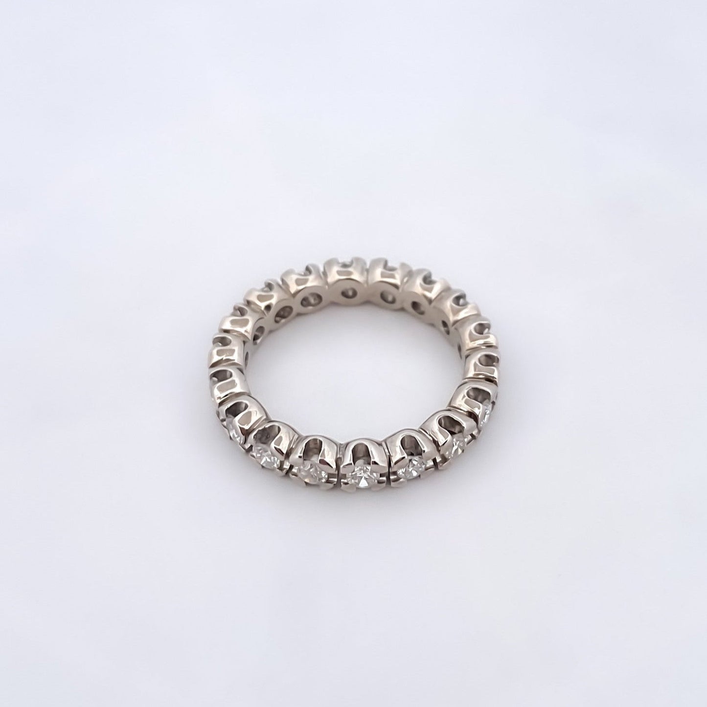 Comprar alianza entera realizada en oro blanco de 18kt con carril de diamantes talla brillante. Anillos de segunda mano. Joyería Ian'Or. Envío GRATIS. Ian'Or.
