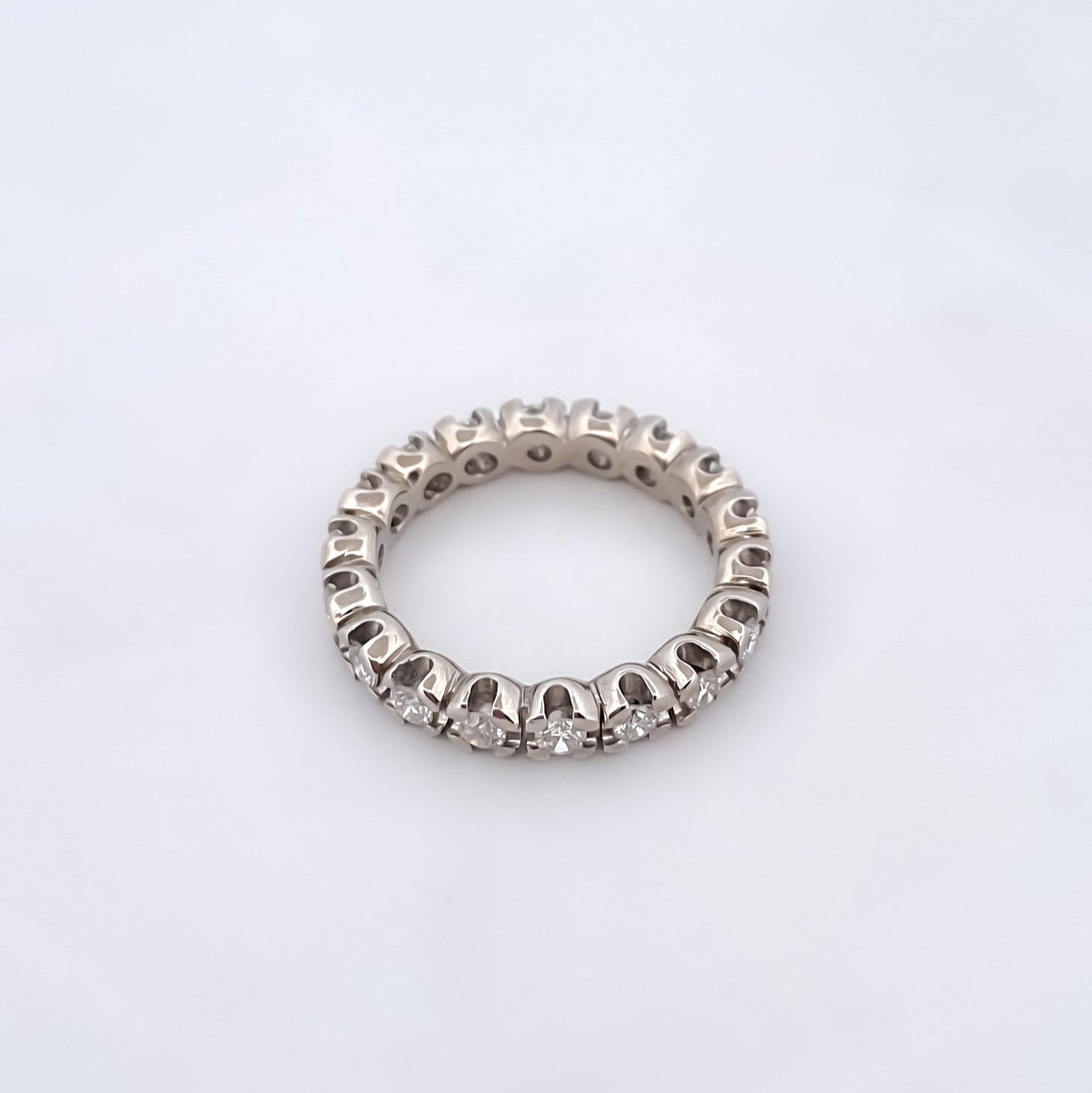 Comprar alianza entera realizada en oro blanco de 18kt con carril de diamantes talla brillante. Anillos de segunda mano. Joyería Ian'Or. Envío GRATIS. Ian'Or.
