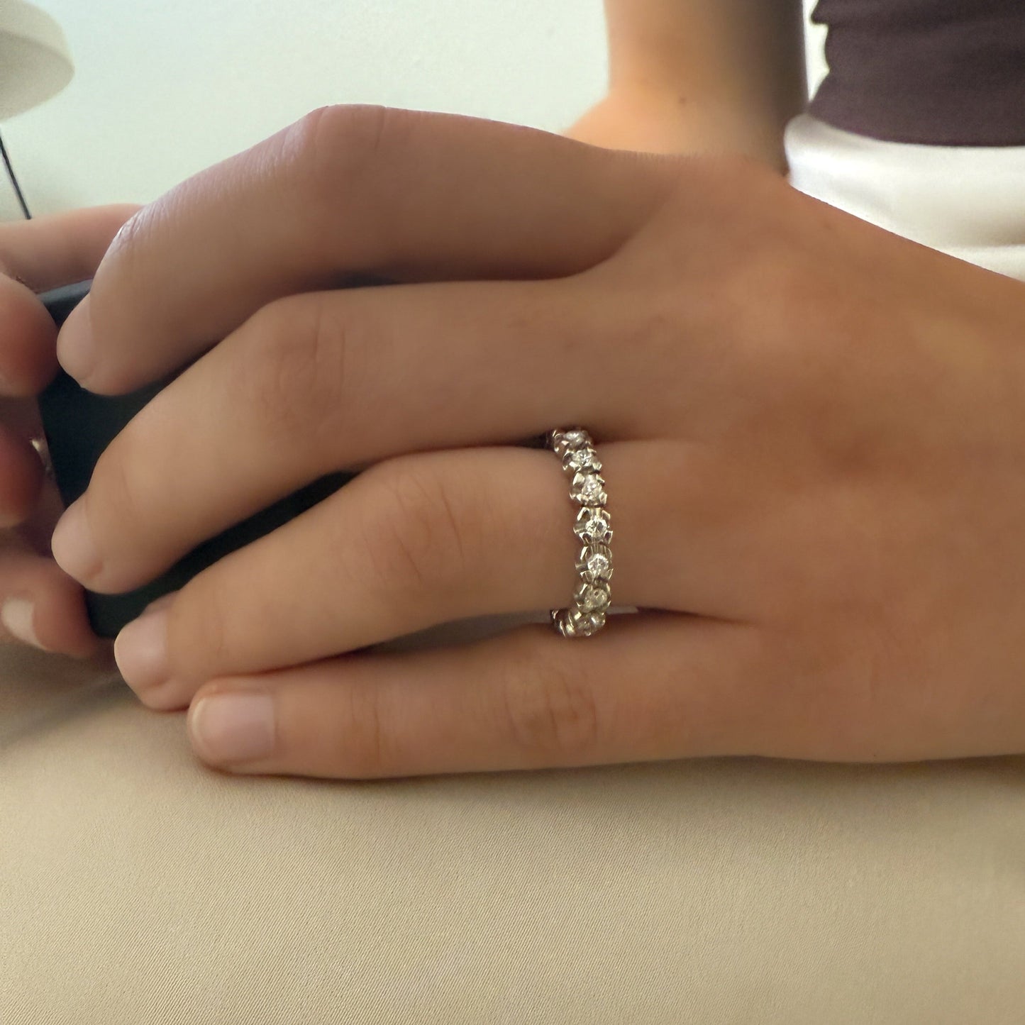 Comprar alianza entera realizada en oro blanco de 18kt con carril de diamantes talla brillante. Anillos de segunda mano. Joyería Ian'Or. Envío GRATIS. Ian'Or.
