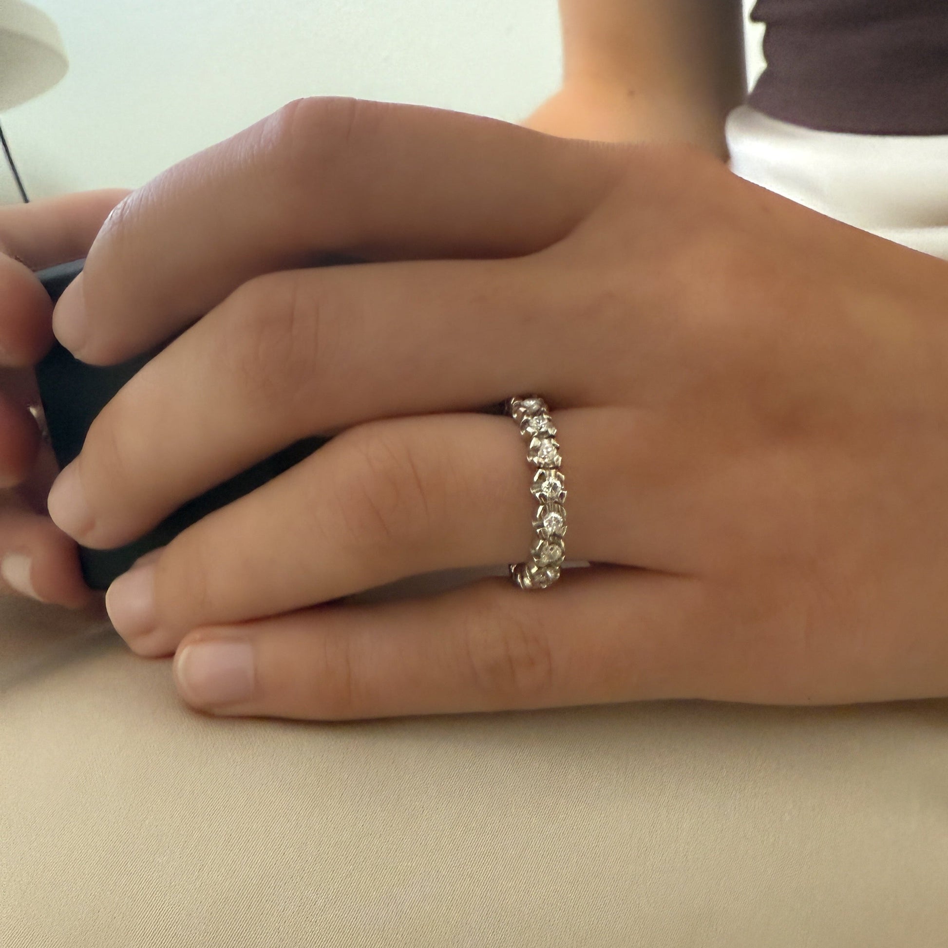 Comprar alianza entera realizada en oro blanco de 18kt con carril de diamantes talla brillante. Anillos de segunda mano. Joyería Ian'Or. Envío GRATIS. Ian'Or.
