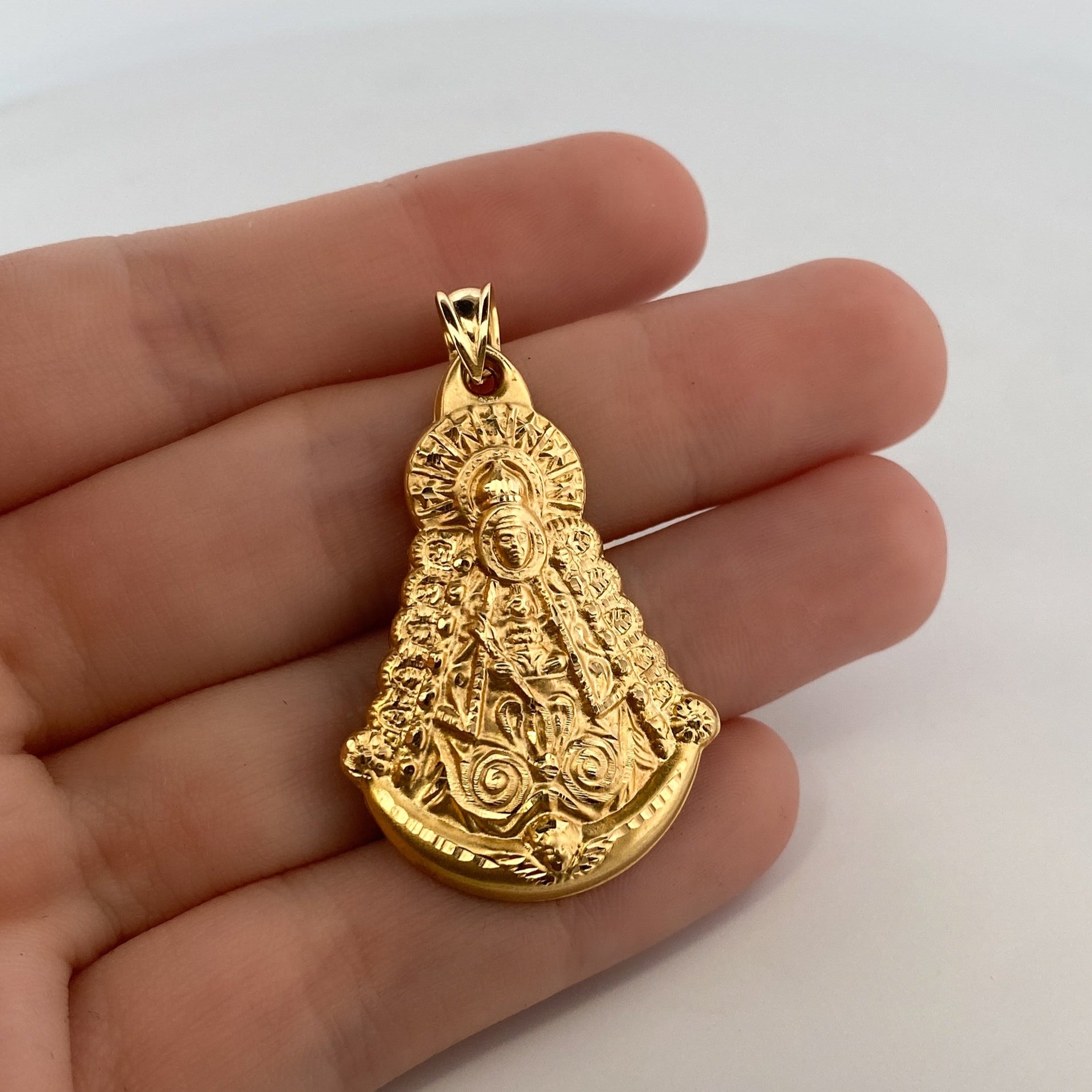 Comprar colgante con silueta de la Virgen del Rocío en oro amarillo de 18kt. El colgante mide 45mm de alto y 27mm de ancho. Joyas acondicionadas. Joyería Ian'Or

