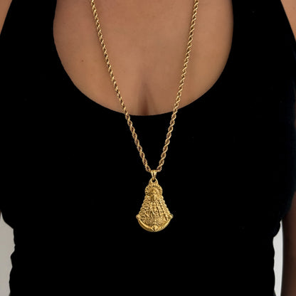 Comprar colgante con silueta de la Virgen del Rocío en oro amarillo de 18kt. El colgante mide 45mm de alto y 27mm de ancho. Joyas acondicionadas. Joyería Ian'Or

