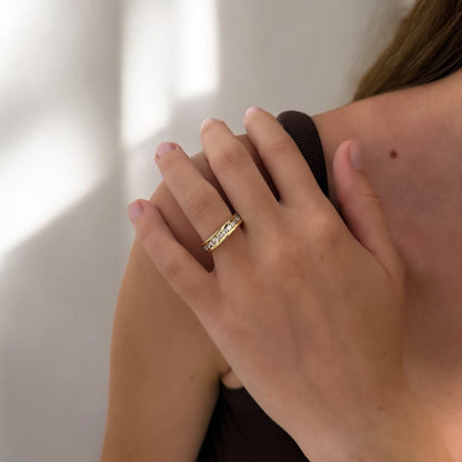 Comprar alianza entera realizada en oro amarillo de 18kt con carril de diamantes talla brillante. Anillos de segunda mano. Joyería Ian'Or. Envío GRATIS.
