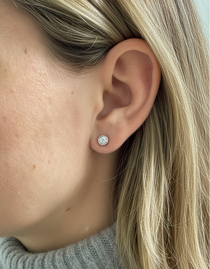 Comprar pendiente tipo dormilonas realizados en oro blanco de 18kt y diamante talla brillante en cada pendiente. Envío GRATIS. Joyería Ian'Or.