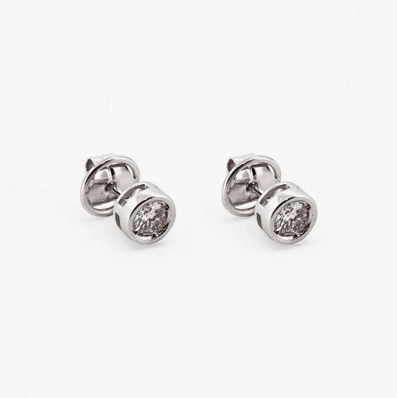 Comprar pendiente tipo dormilonas realizados en oro blanco de 18kt y diamante talla brillante en cada pendiente. Envío GRATIS. Joyería Ian'Or. 
