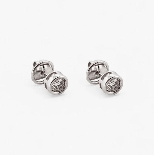 Comprar pendiente tipo dormilonas realizados en oro blanco de 18kt y diamante talla brillante en cada pendiente. Envío GRATIS. Joyería Ian'Or. 
