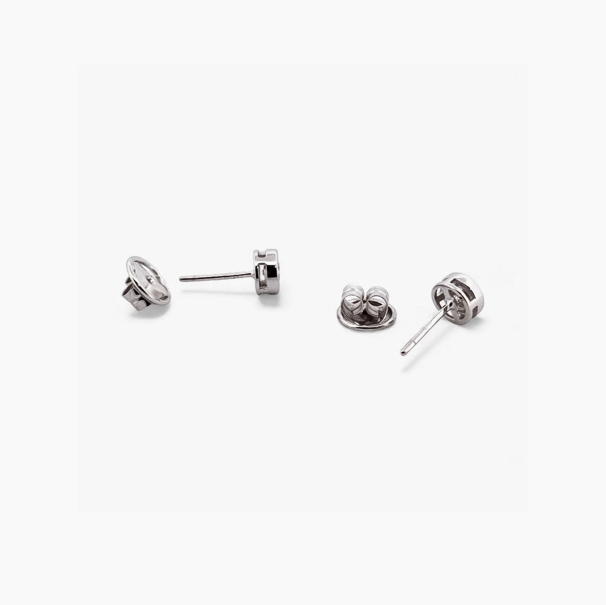 Comprar pendiente tipo dormilonas realizados en oro blanco de 18kt y diamante talla brillante en cada pendiente. Envío GRATIS. Joyería Ian'Or. 
