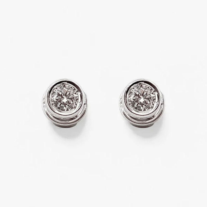 Comprar pendiente tipo dormilonas realizados en oro blanco de 18kt y diamante talla brillante en cada pendiente. Envío GRATIS. Joyería Ian'Or. 

