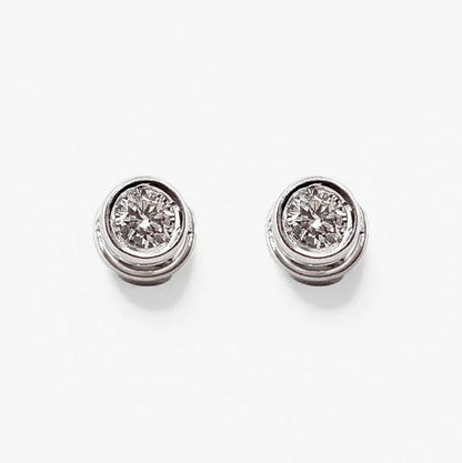 Comprar pendiente tipo dormilonas realizados en oro blanco de 18kt y diamante talla brillante en cada pendiente. Envío GRATIS. Joyería Ian'Or. 
