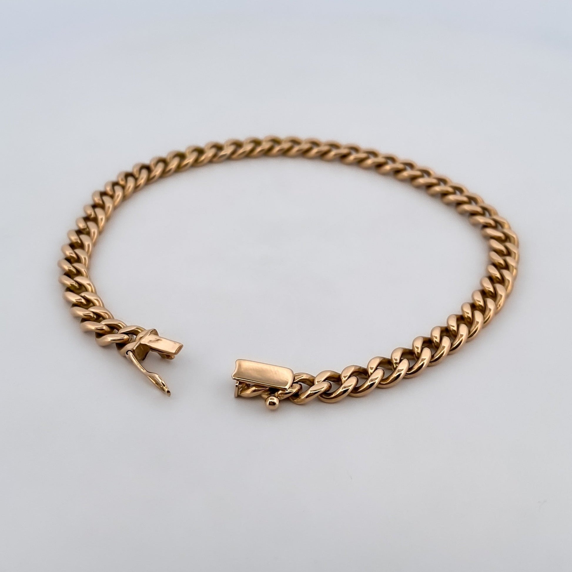 Comprar pulsera oro amarillo de 18kt con cadena tipo cubana. La pulsera mide 21cm de largo y 5,43mm de grosor. Cierre tipo mosquetón y brazo de seguridad.