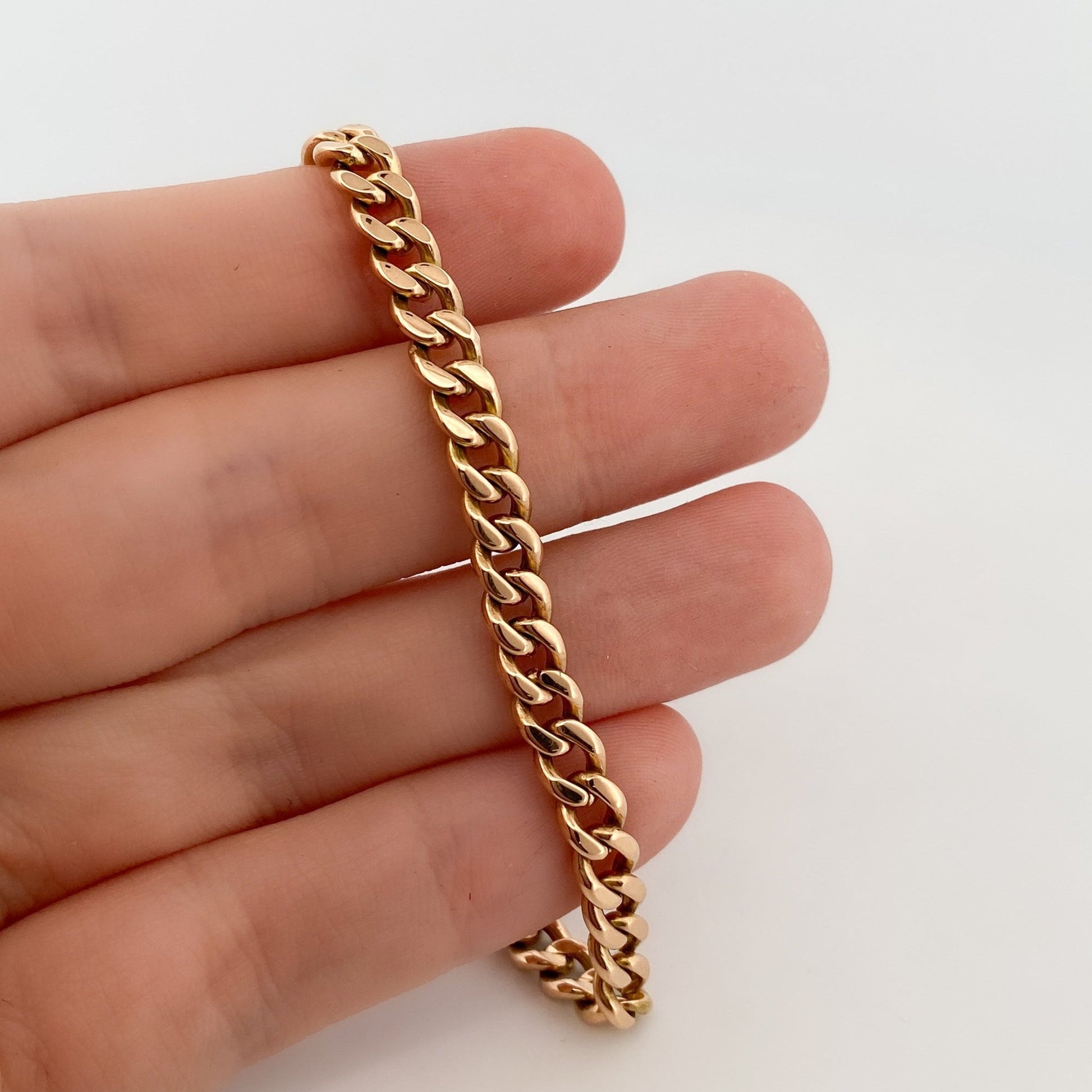 Comprar pulsera oro amarillo de 18kt con cadena tipo cubana. La pulsera mide 21cm de largo y 5,43mm de grosor. Cierre tipo mosquetón y brazo de seguridad.