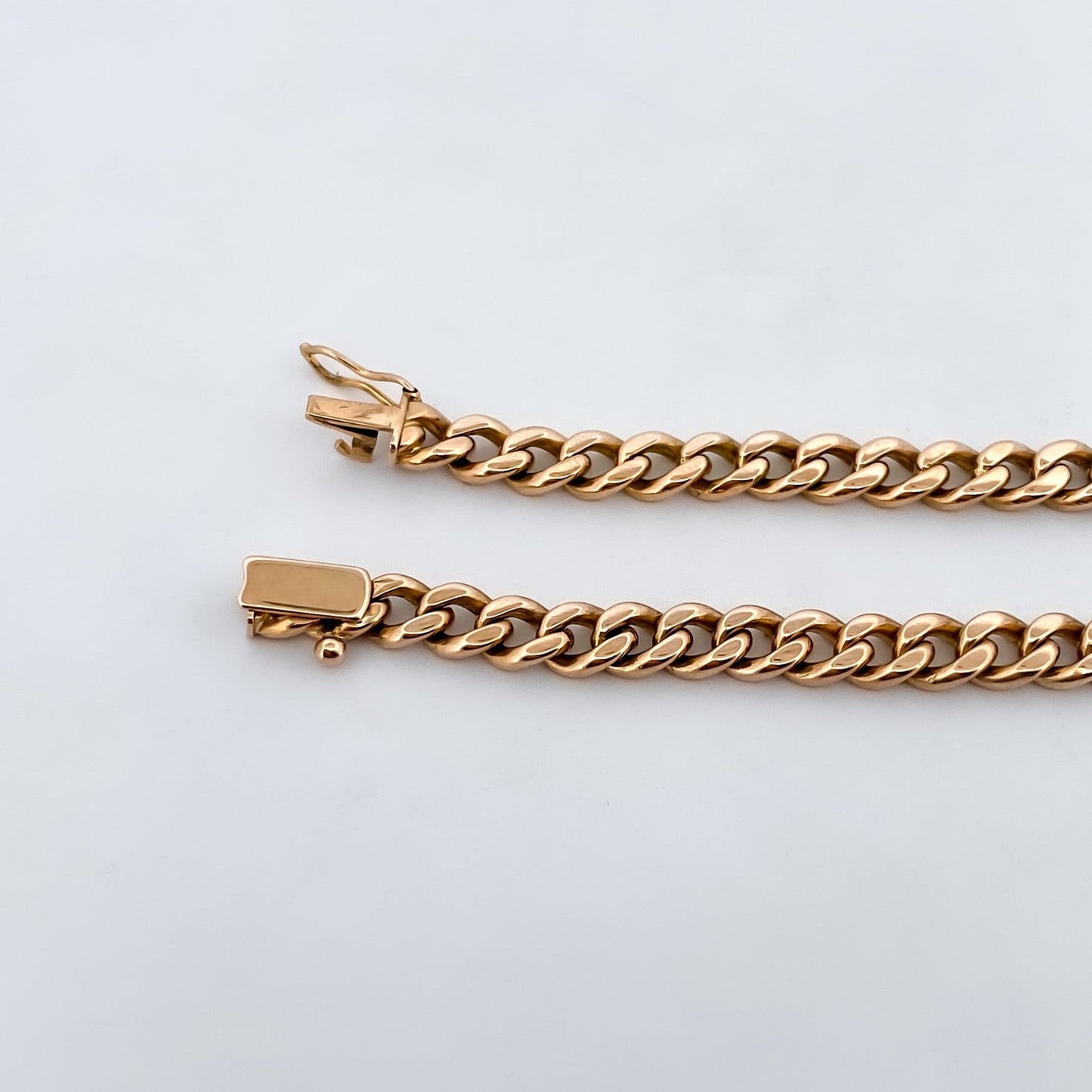 Comprar pulsera oro amarillo de 18kt con cadena tipo cubana. La pulsera mide 21cm de largo y 5,43mm de grosor. Cierre tipo mosquetón y brazo de seguridad.