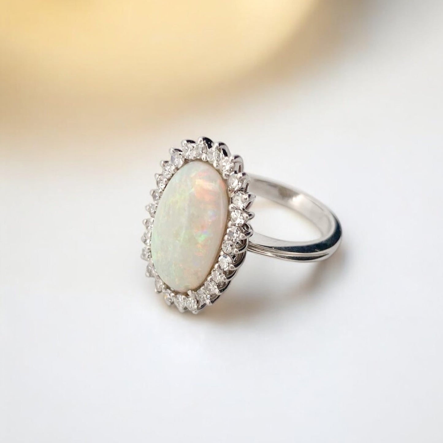 24427C - Anillo oro blanco de 18kt diamantes y ópalo