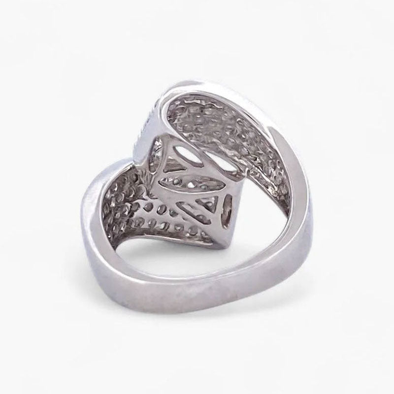 Comprar sortija de oro blanco de 18kt con pavé de diamantes talla brillante. Joyería compro oro en Barcelona. Joyas con diamantes baratas. Joyería Ian'Or.