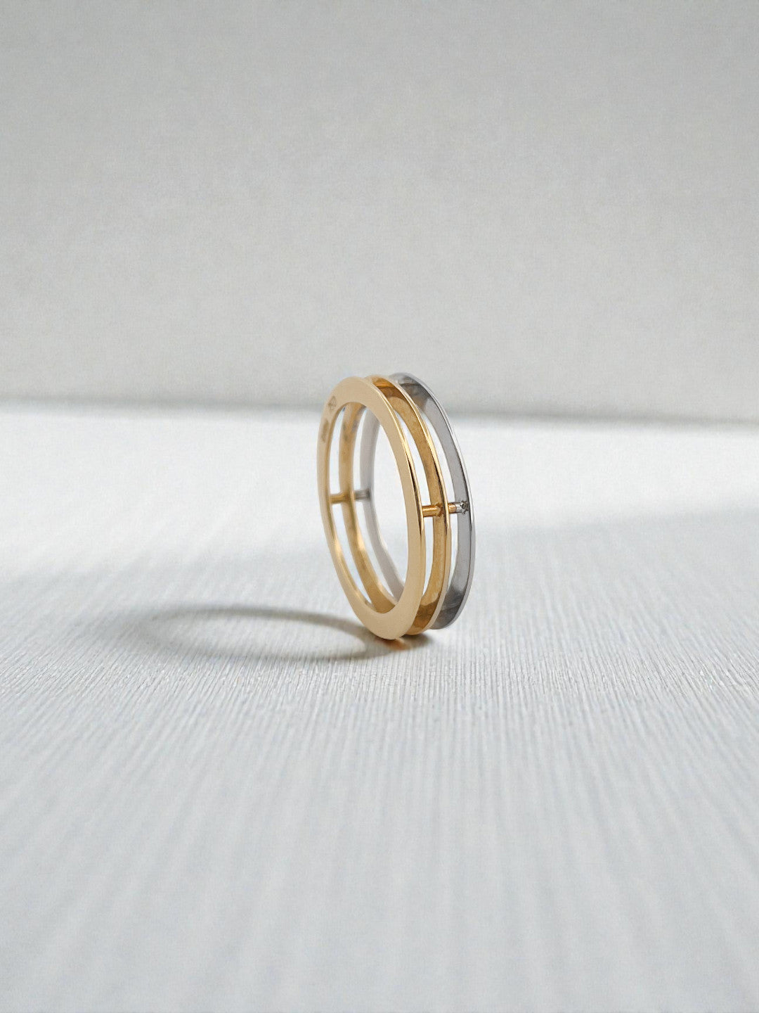 Comprar anillo de tres aros, dos de ellos realizado en oro amarillo de 18kt y el otro realizado en oro blanco. Joyeria Ian Or.