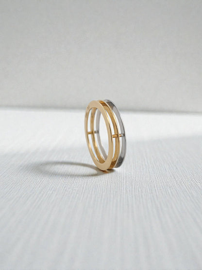 Comprar anillo de tres aros, dos de ellos realizado en oro amarillo de 18kt y el otro realizado en oro blanco. Joyeria Ian Or.