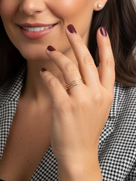 Comprar anillo de tres aros, dos de ellos realizado en oro amarillo de 18kt y el otro realizado en oro blanco. Joyeria Ian Or.