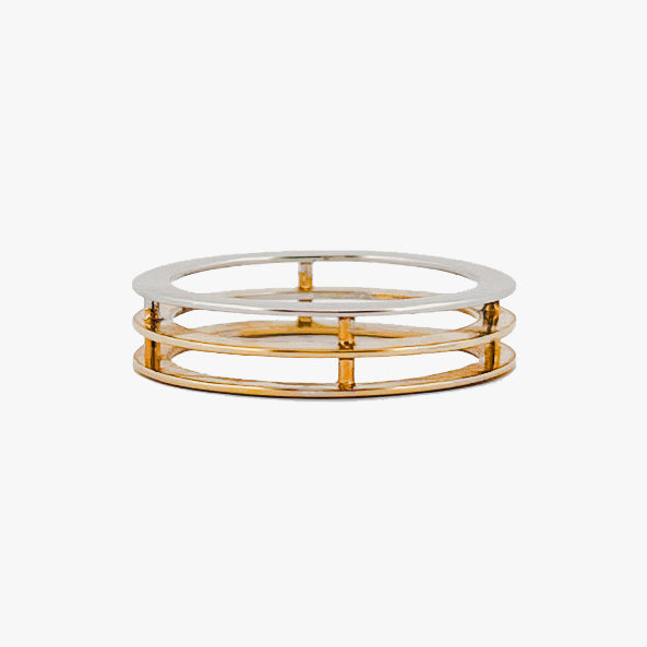 Comprar anillo de tres aros, dos de ellos realizado en oro amarillo de 18kt y el otro realizado en oro blanco. Joyeria Ian Or.