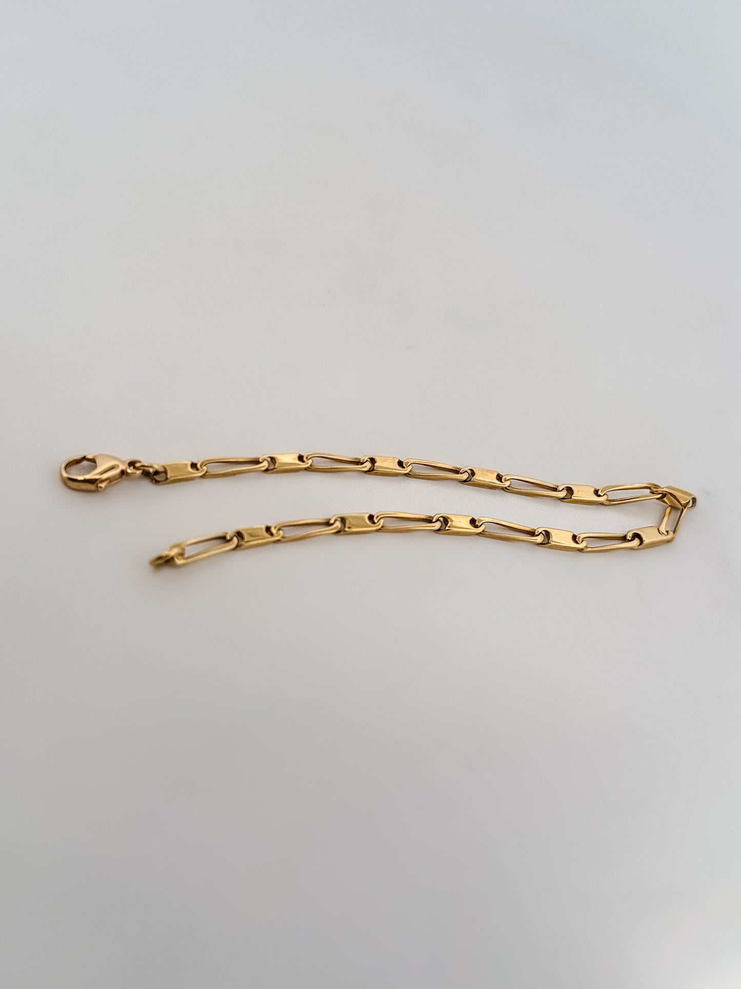Comprar pulsera oro amarillo de 18kt y cierre tipo mosquetón. Compra de pulseras masculinas al mejor precio en Barcelona. Joyas de segunda mano. Joyería Ian'Or.