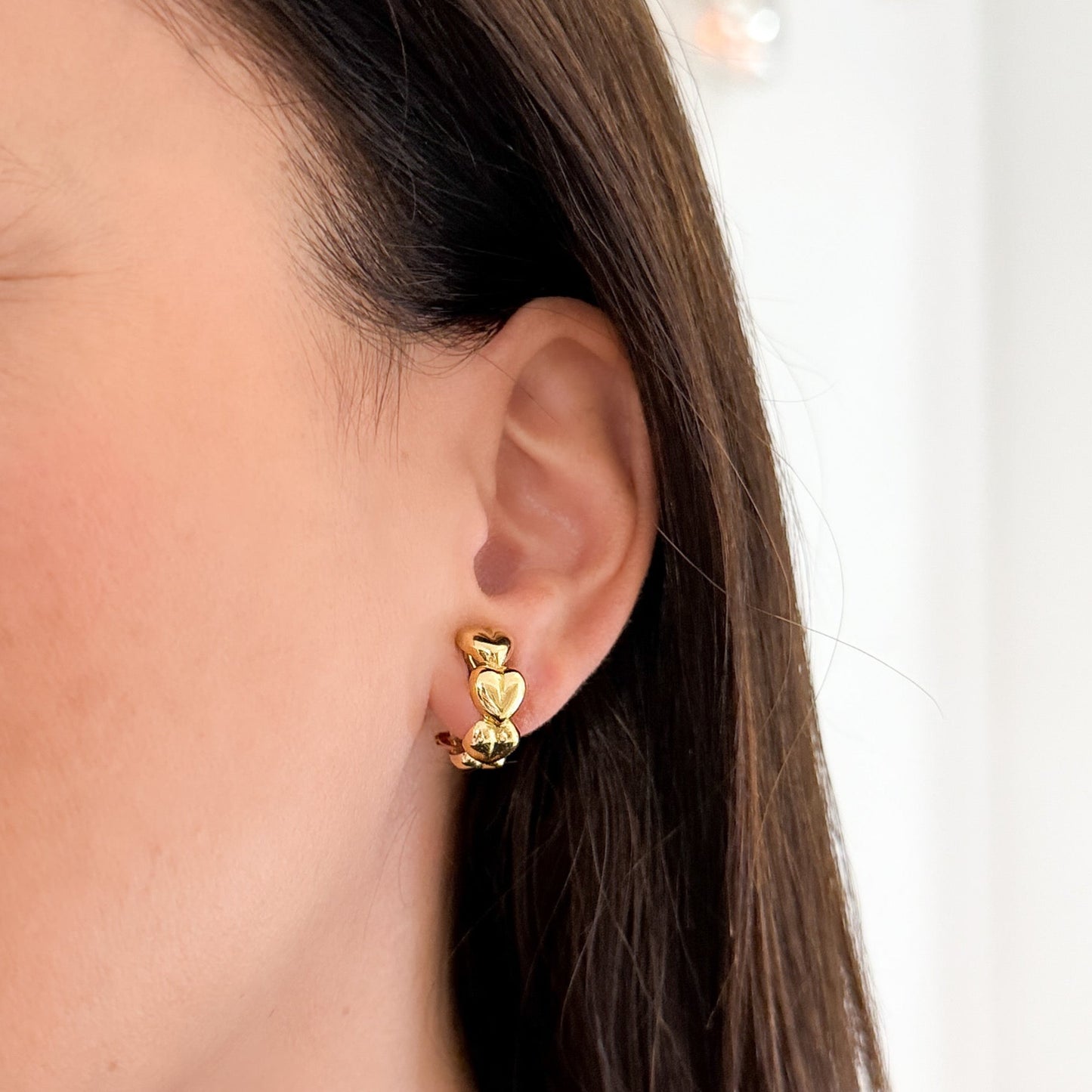 Comprar pendientes de corazones realizados en oro amarillo de 18kt y cierre tipo omega. Pendientes de oro de 18kt al mejor precio. Joyería Ian'Or. Envío GRATIS.

