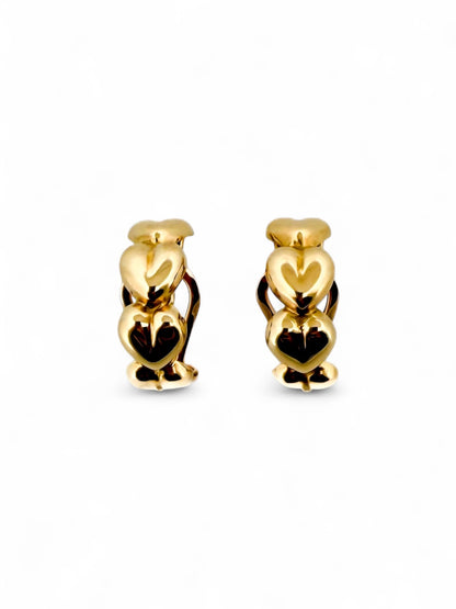 Comprar pendientes de corazones realizados en oro amarillo de 18kt y cierre tipo omega. Pendientes de oro de 18kt al mejor precio. Joyería Ian'Or. Envío GRATIS.
