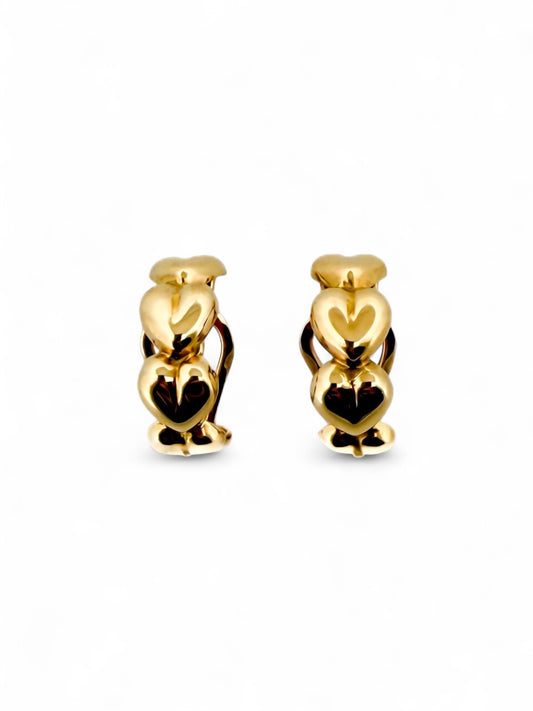 Comprar pendientes de corazones realizados en oro amarillo de 18kt y cierre tipo omega. Pendientes de oro de 18kt al mejor precio. Joyería Ian'Or. Envío GRATIS.
