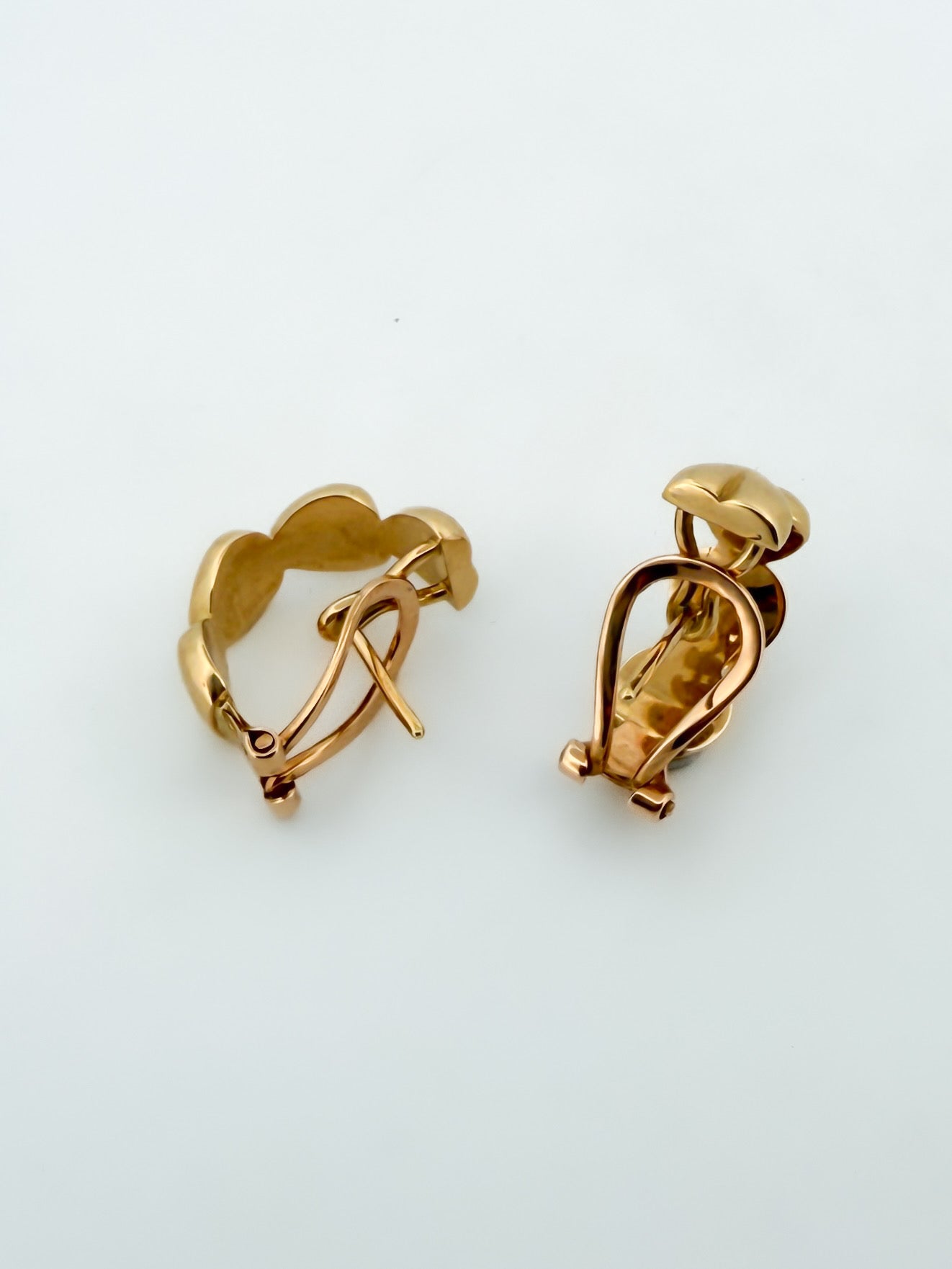 Comprar pendientes de corazones realizados en oro amarillo de 18kt y cierre tipo omega. Pendientes de oro de 18kt al mejor precio. Joyería Ian'Or. Envío GRATIS.

