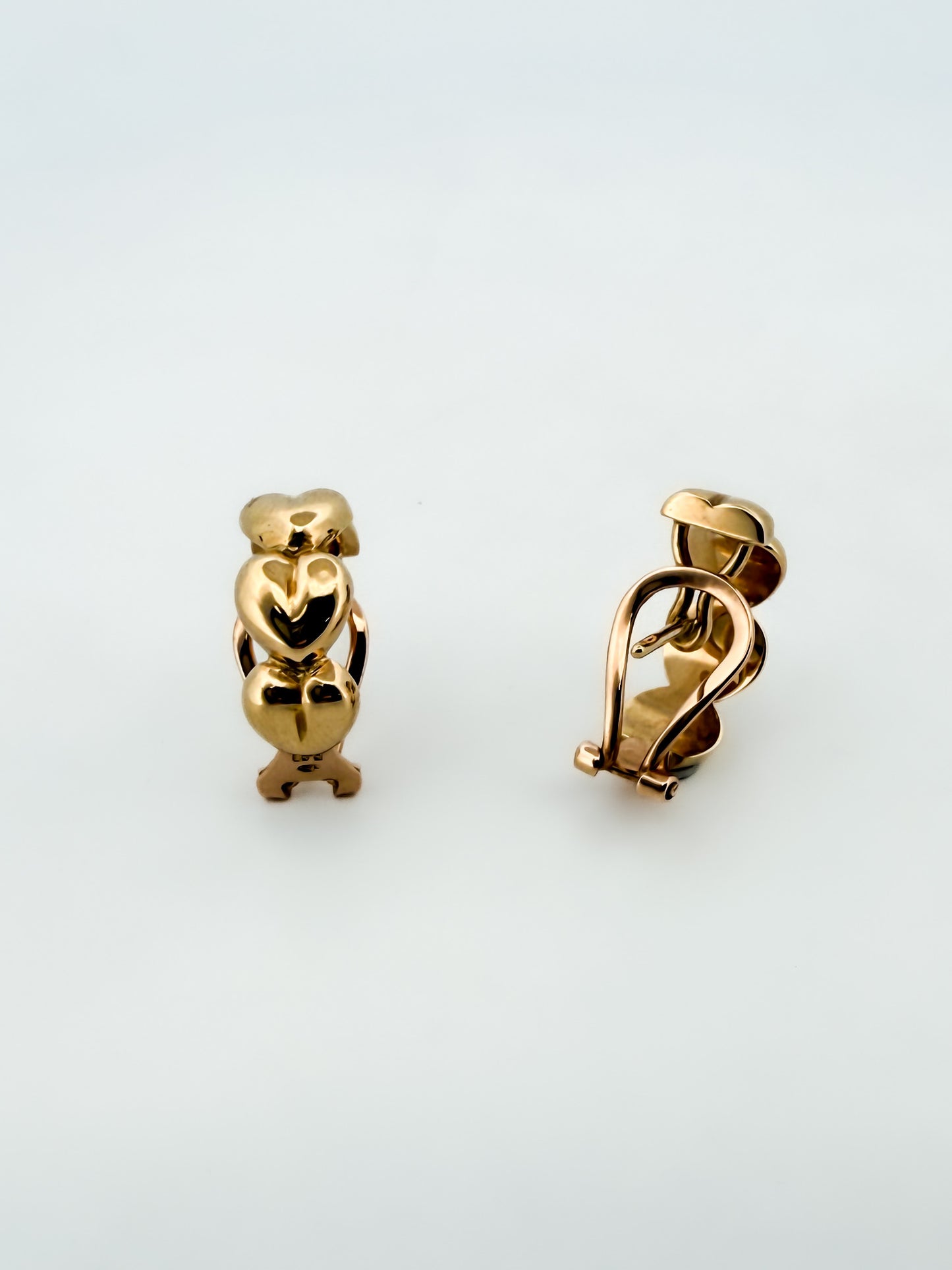 Comprar pendientes de corazones realizados en oro amarillo de 18kt y cierre tipo omega. Pendientes de oro de 18kt al mejor precio. Joyería Ian'Or. Envío GRATIS.

